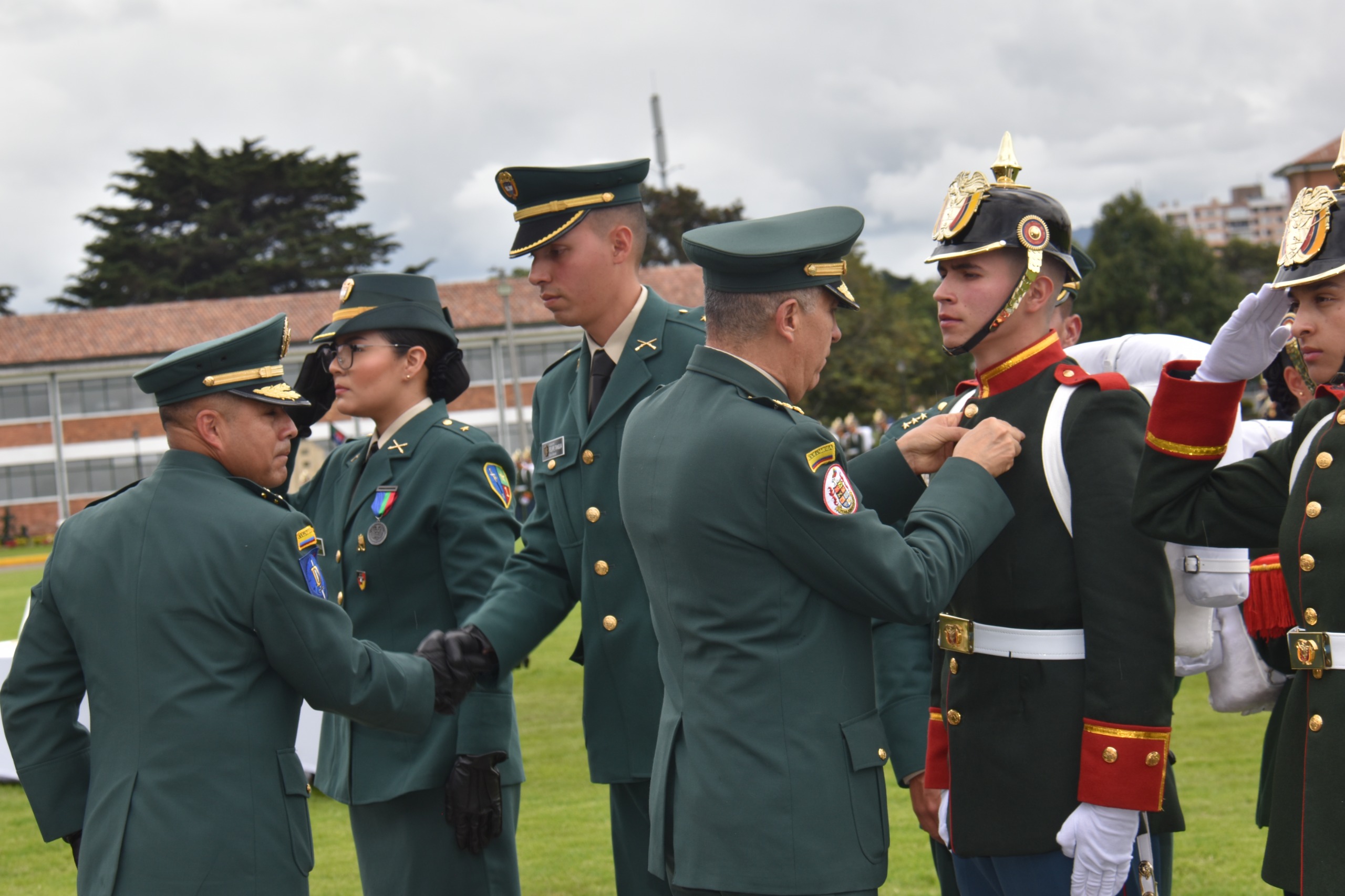 185 cadetes de la Escuela Militar de Oficiales ascienden al grado de alférez 185 cadetes de la Escuela Militar de Oficiales ascienden al grado de alférez
