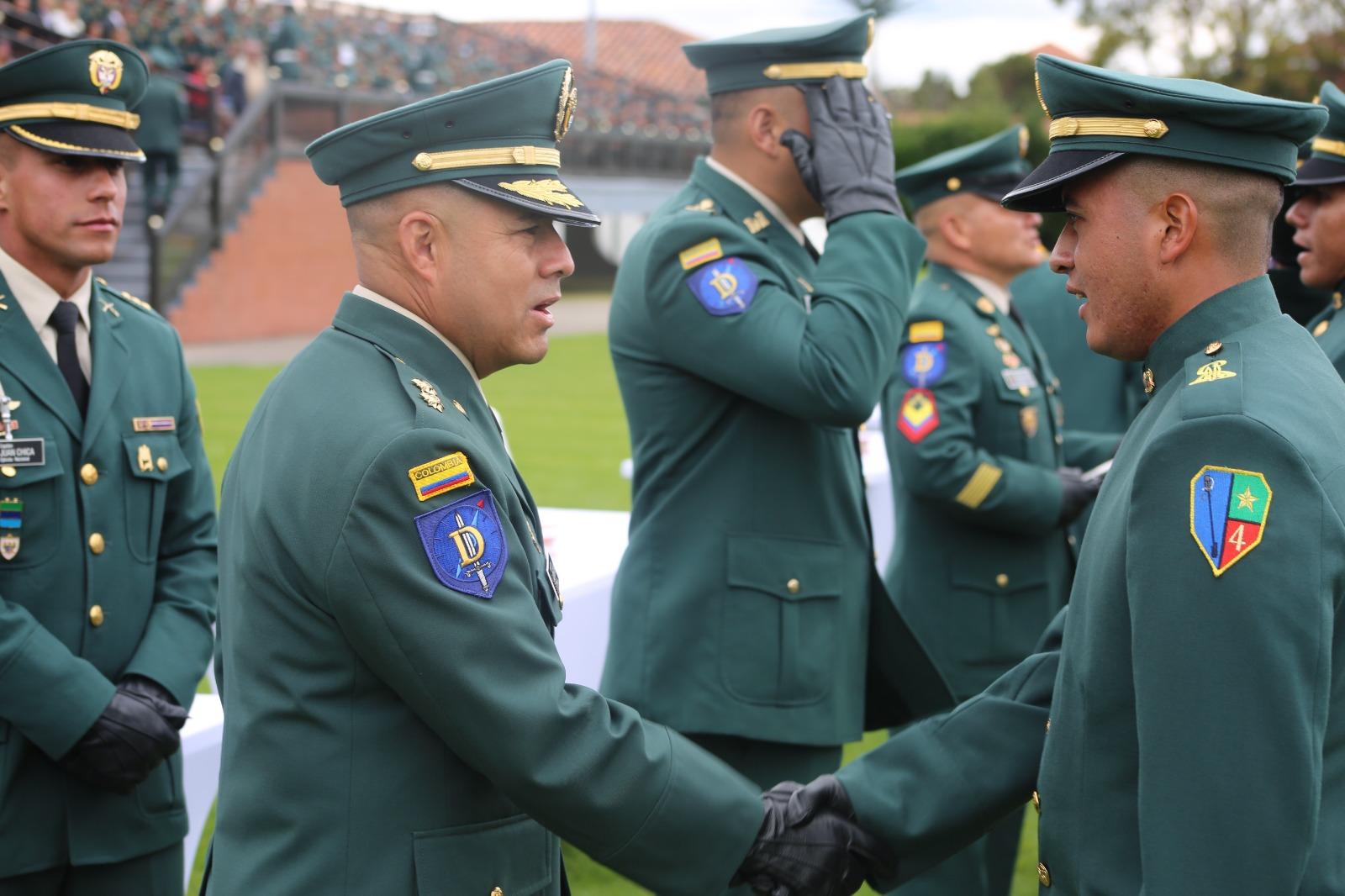 265 cadetes de las compañías Caldas y Ayacucho reciben su daga
